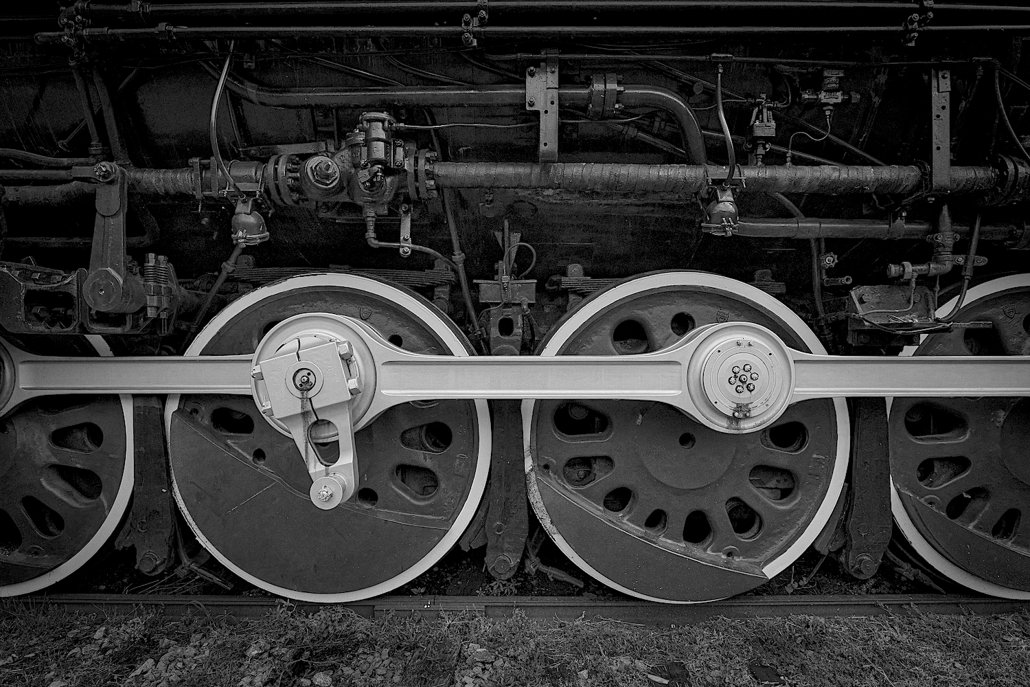 Chesapeake & Ohio No. 614 Main Drive Wheels in Black and White